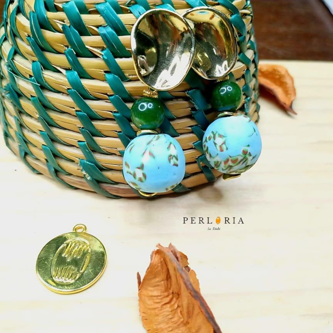 Parure en perles Krobo bleu tacheté vert et des perles de jade vert image hover