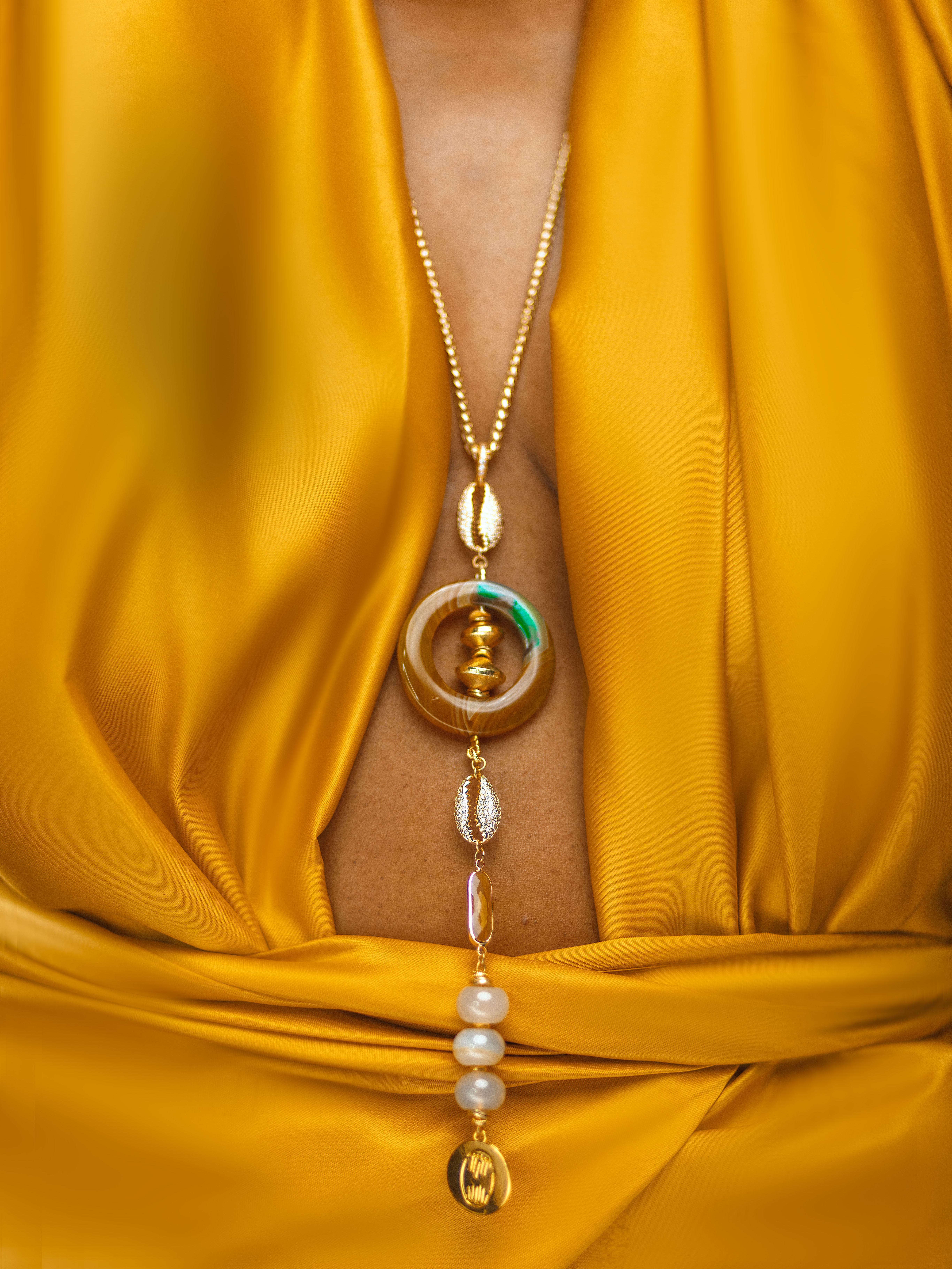 Pendentif et boucles d'oreilles en perles semi-précieuses image