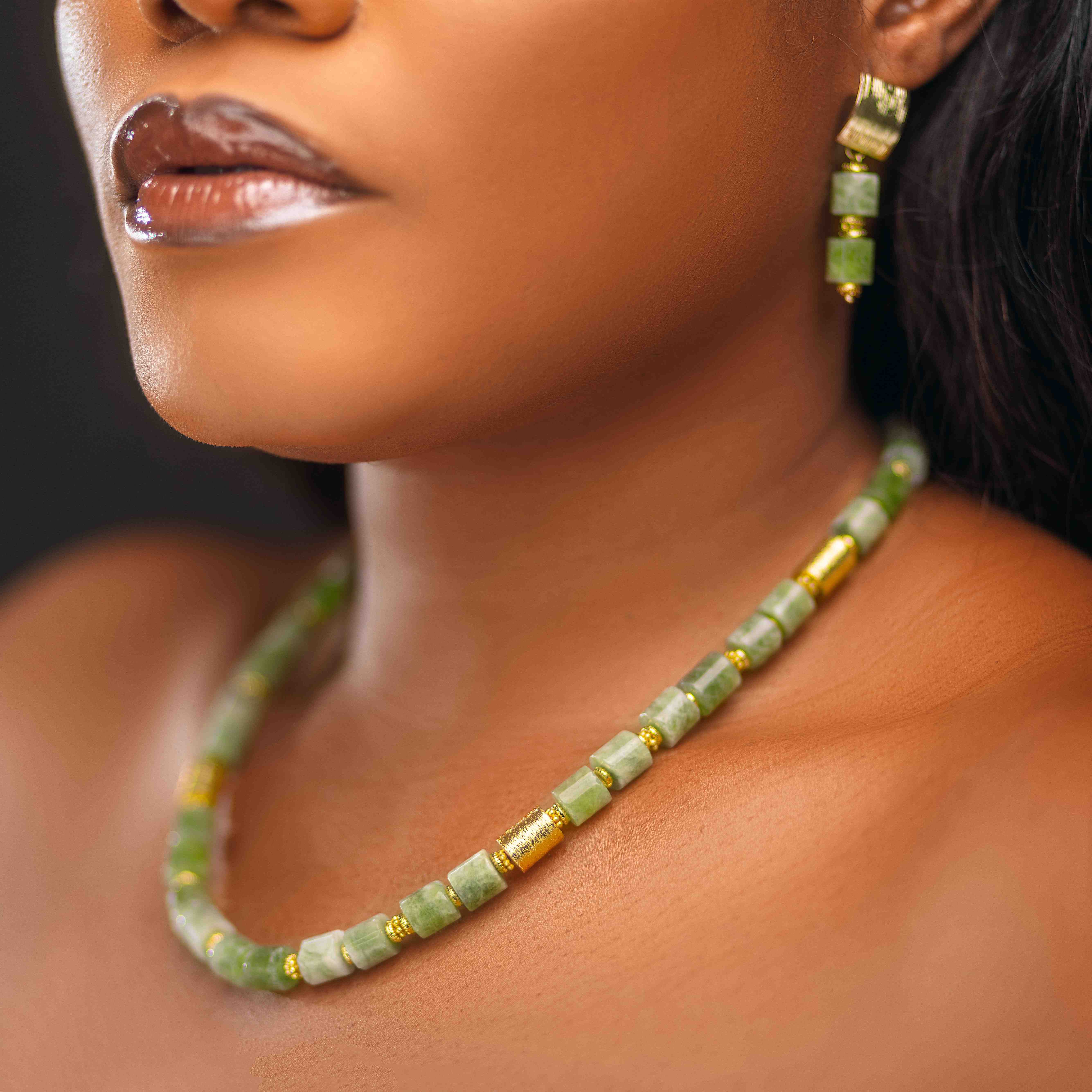 Collier et boucles d'oreilles en Emeraudes image hover