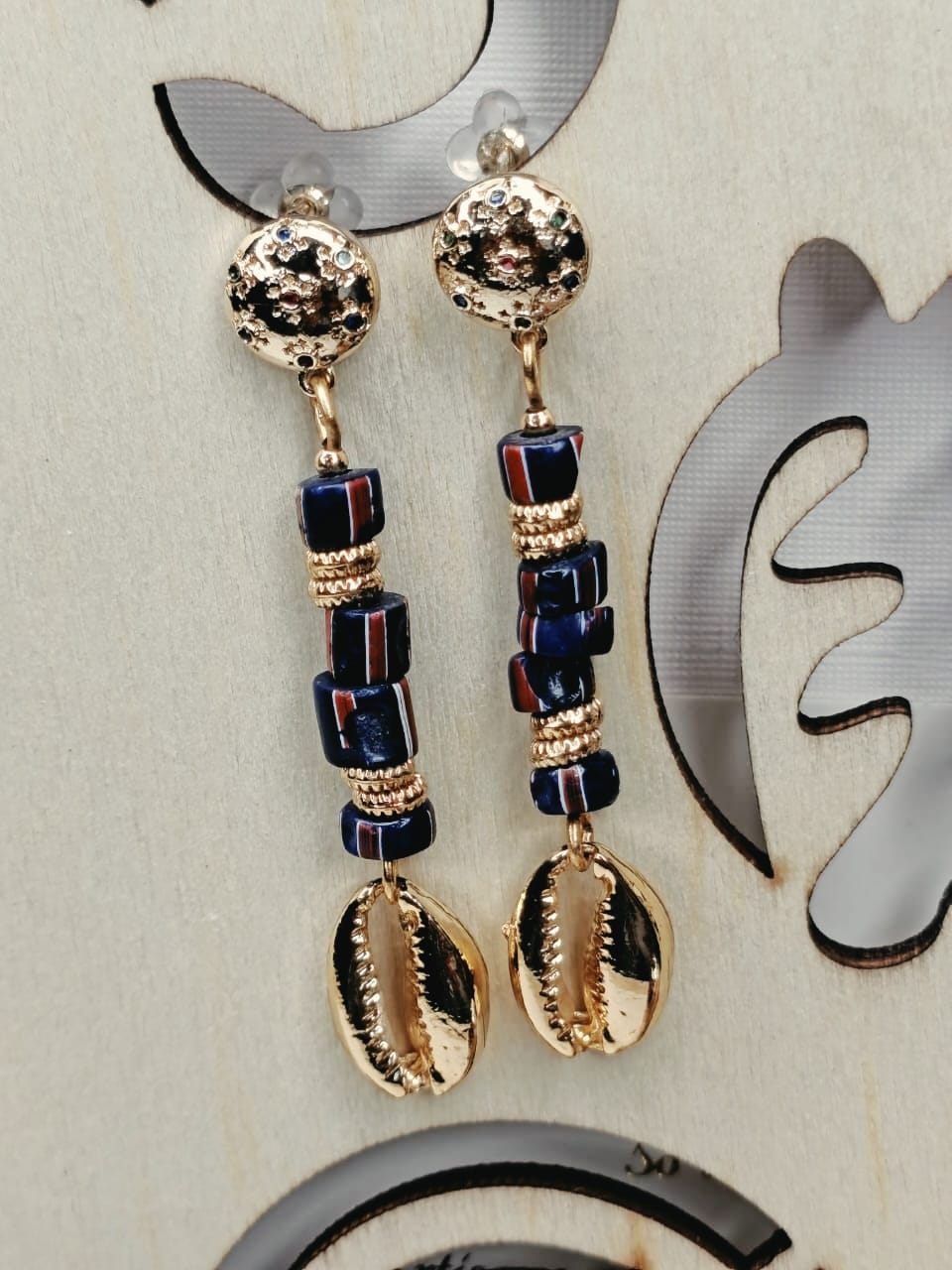 Boucles d'oreilles en perles anciennes Kankanbè et cauris image
