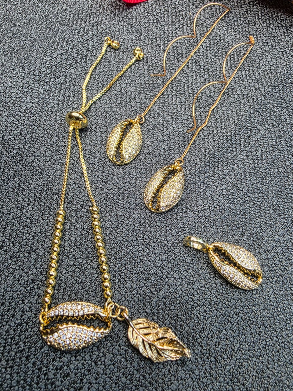 Ensemble Bracelet ajustable, boucles d'oreilles et médaillon en cauris strass image