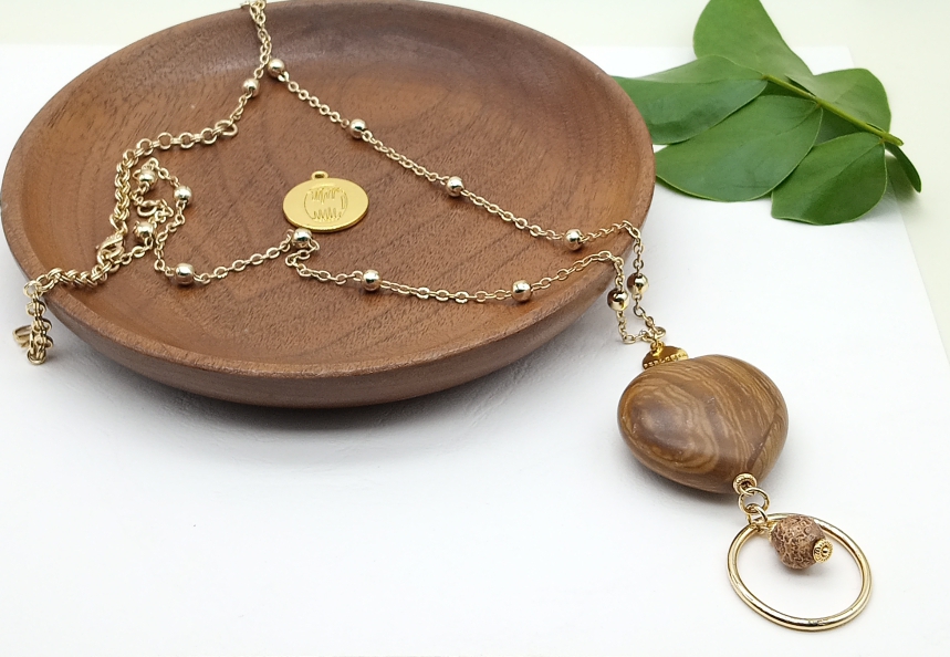 Sautoir en perles de Bois image hover