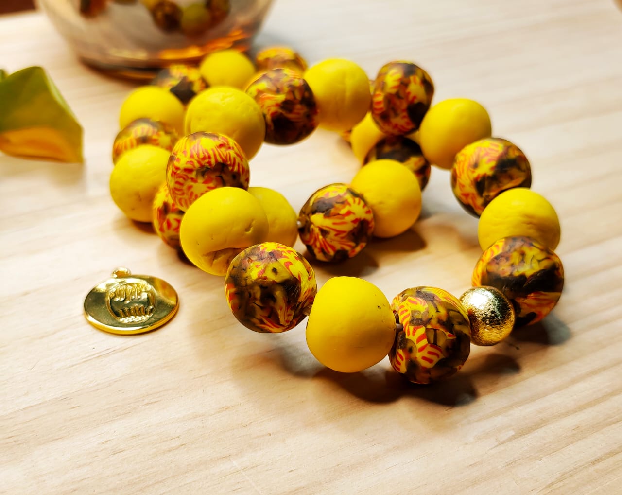 Bracelet en perles artisanales Krobo jaune image hover