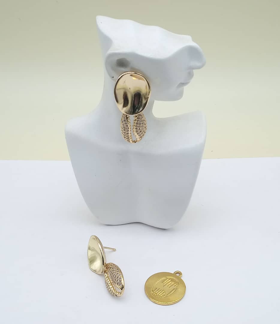 Boucles d'oreilles et médaillon en cauris strassés image hover