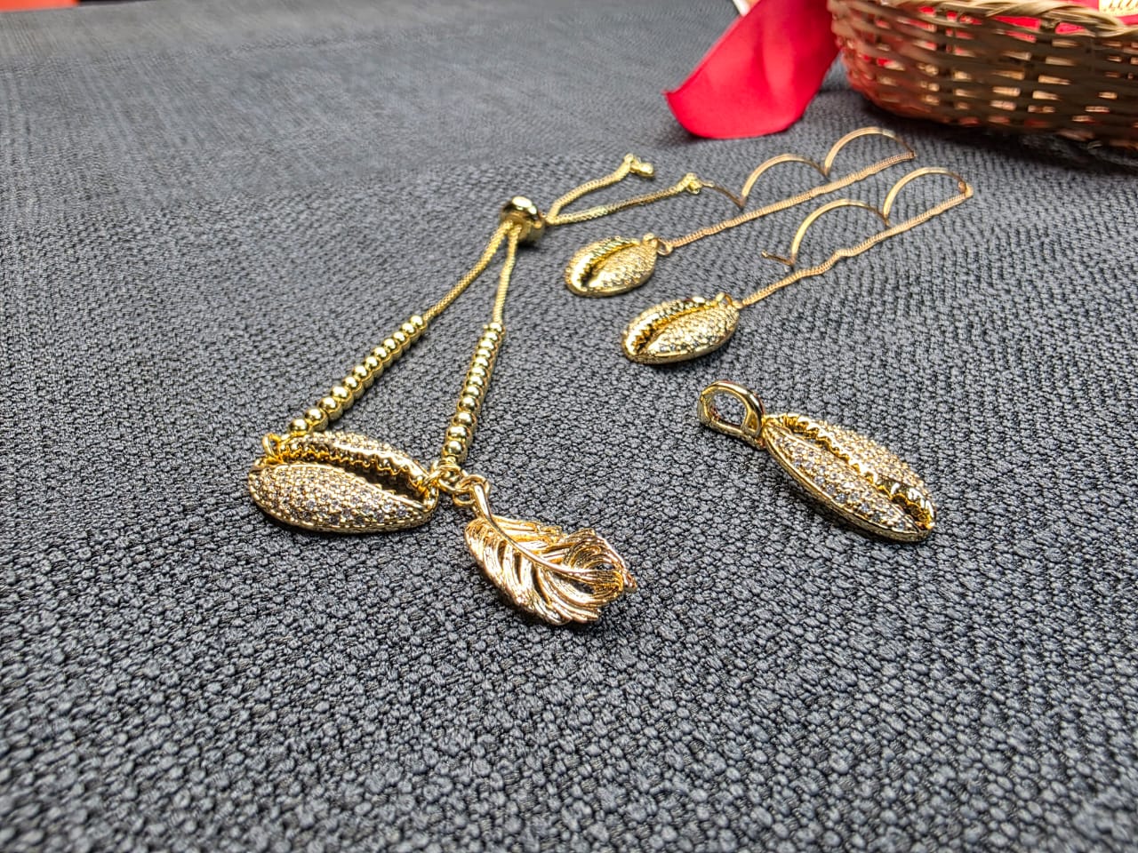 Ensemble Bracelet ajustable, boucles d'oreilles et médaillon en cauris strass image hover