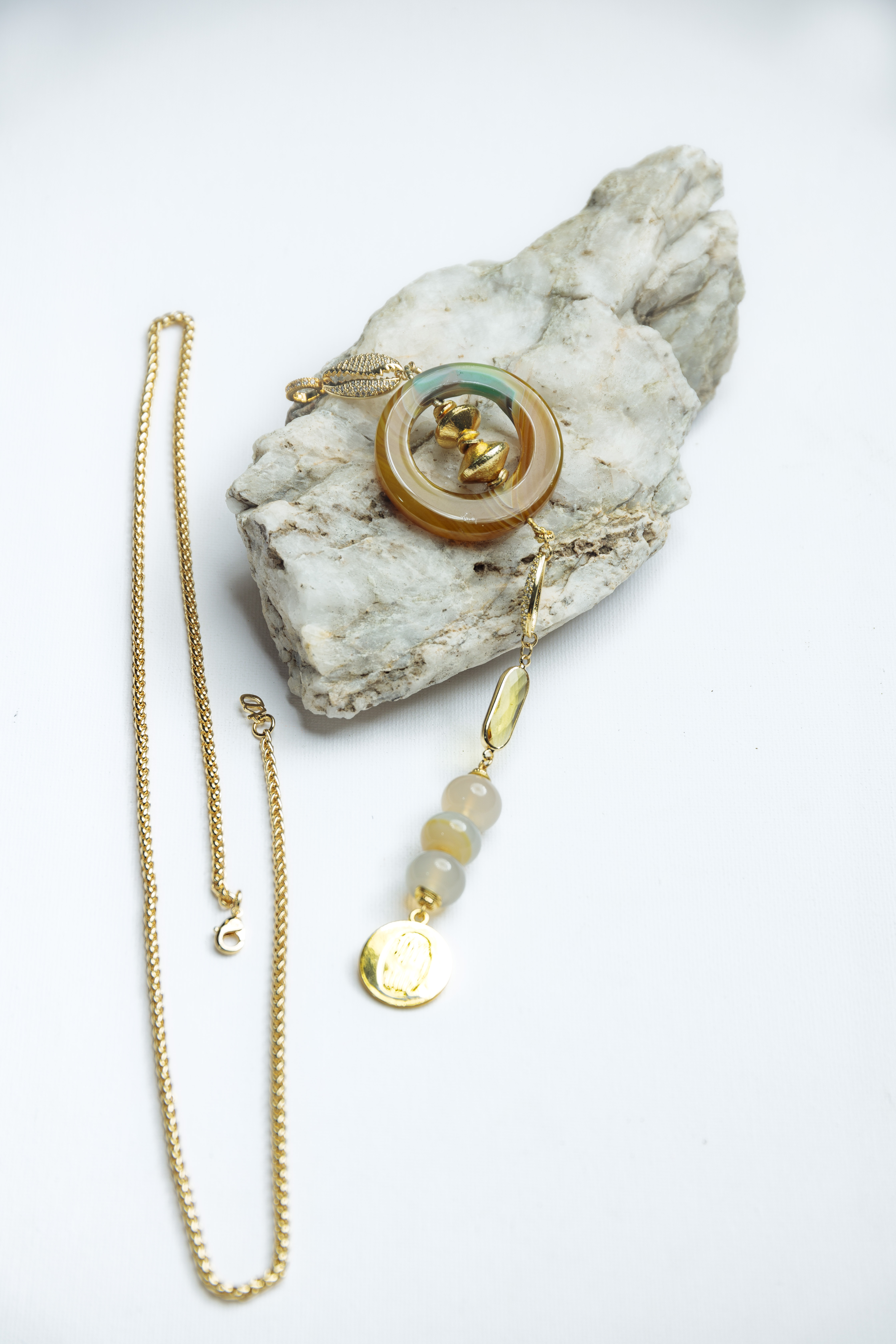 Pendentif et boucles d'oreilles en perles semi-précieuses image hover
