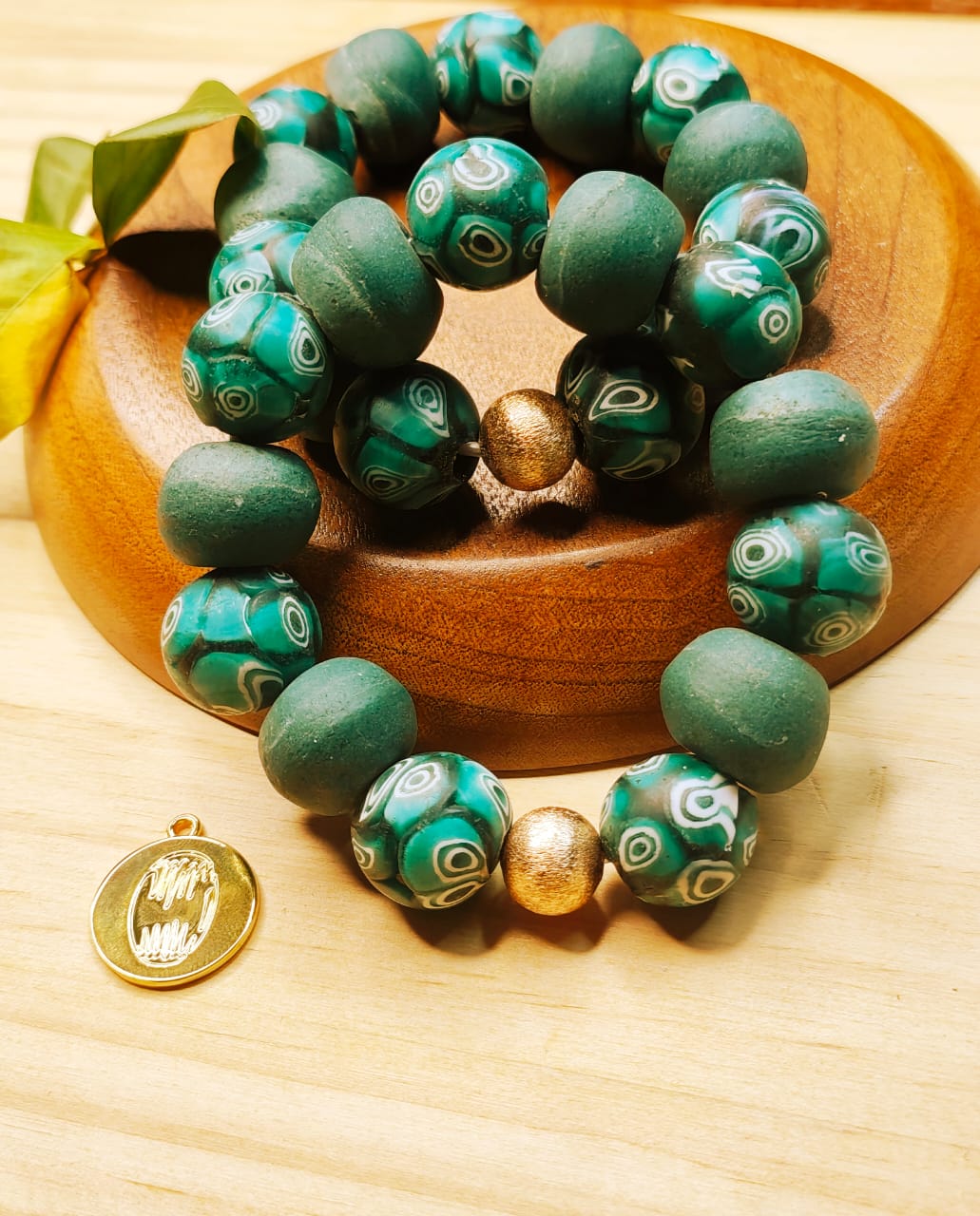 Bracelet en perles artisanales Krobo vert bouteille image hover