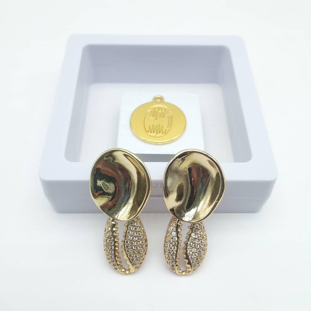 Boucles d'oreilles et médaillon en cauris strassés image