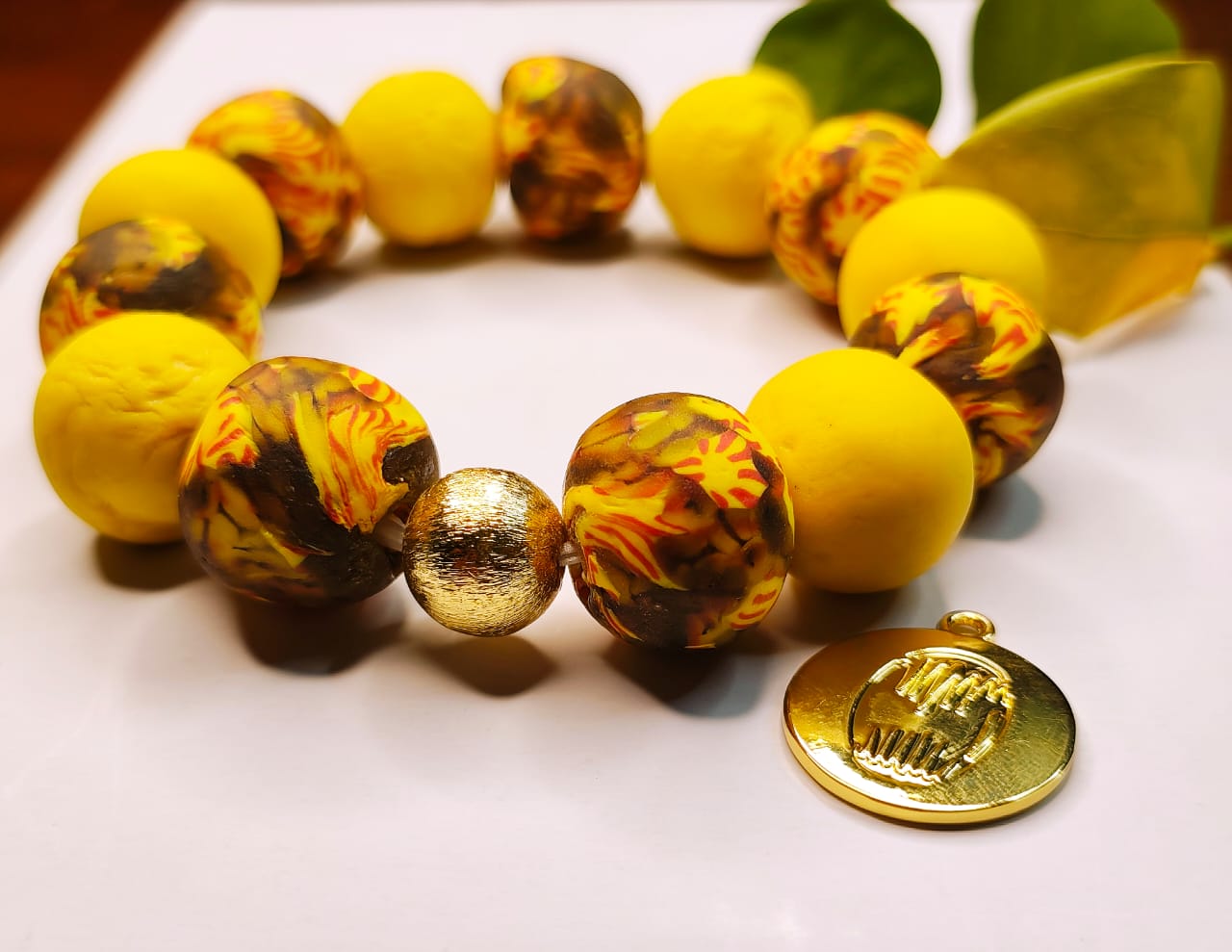 Bracelet en perles artisanales Krobo jaune image