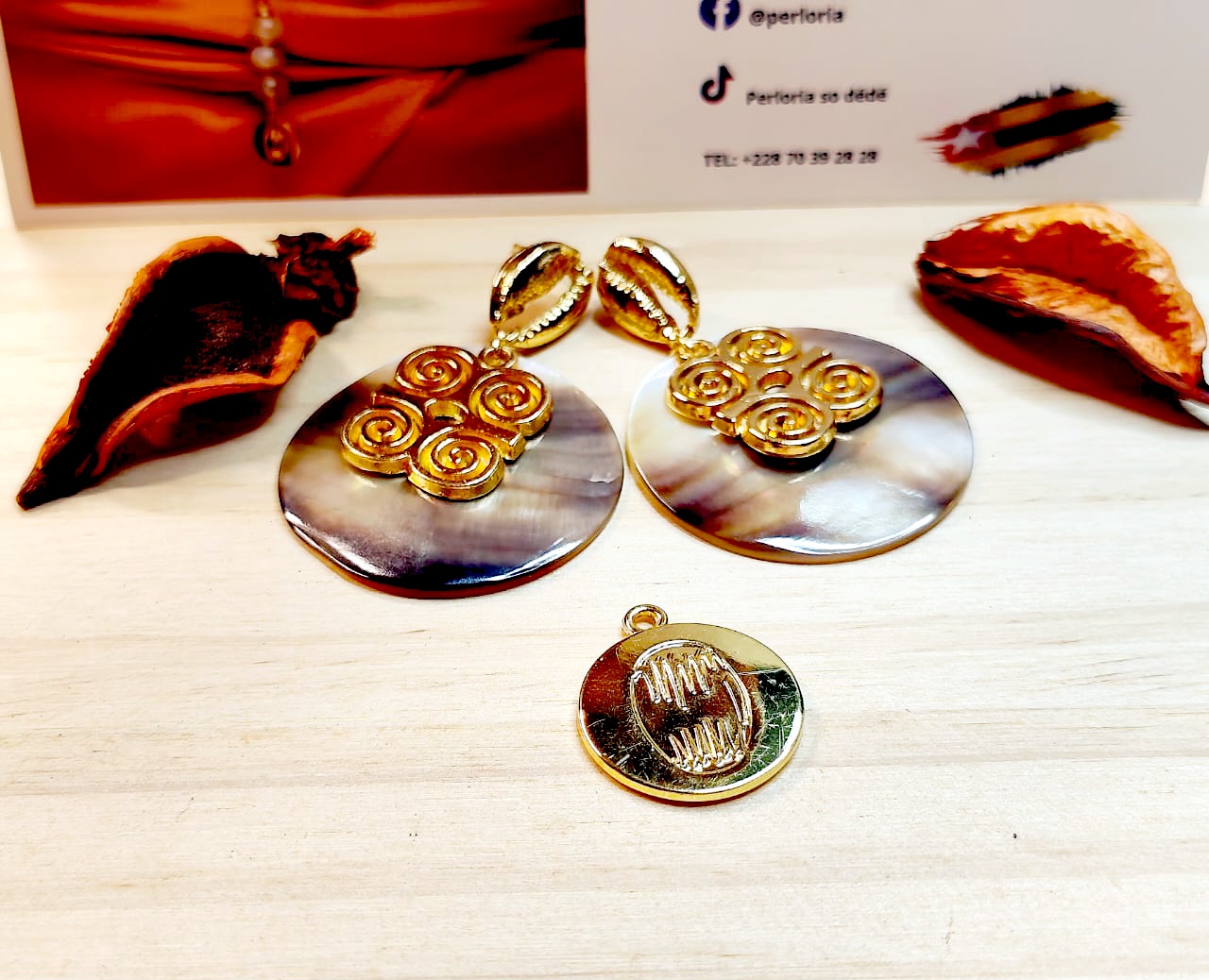 Boucles d'oreilles en Nacre et en symbole Adinkra image hover