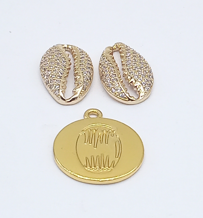 Boucles d'oreilles et médaillon en cauris strassés image3
