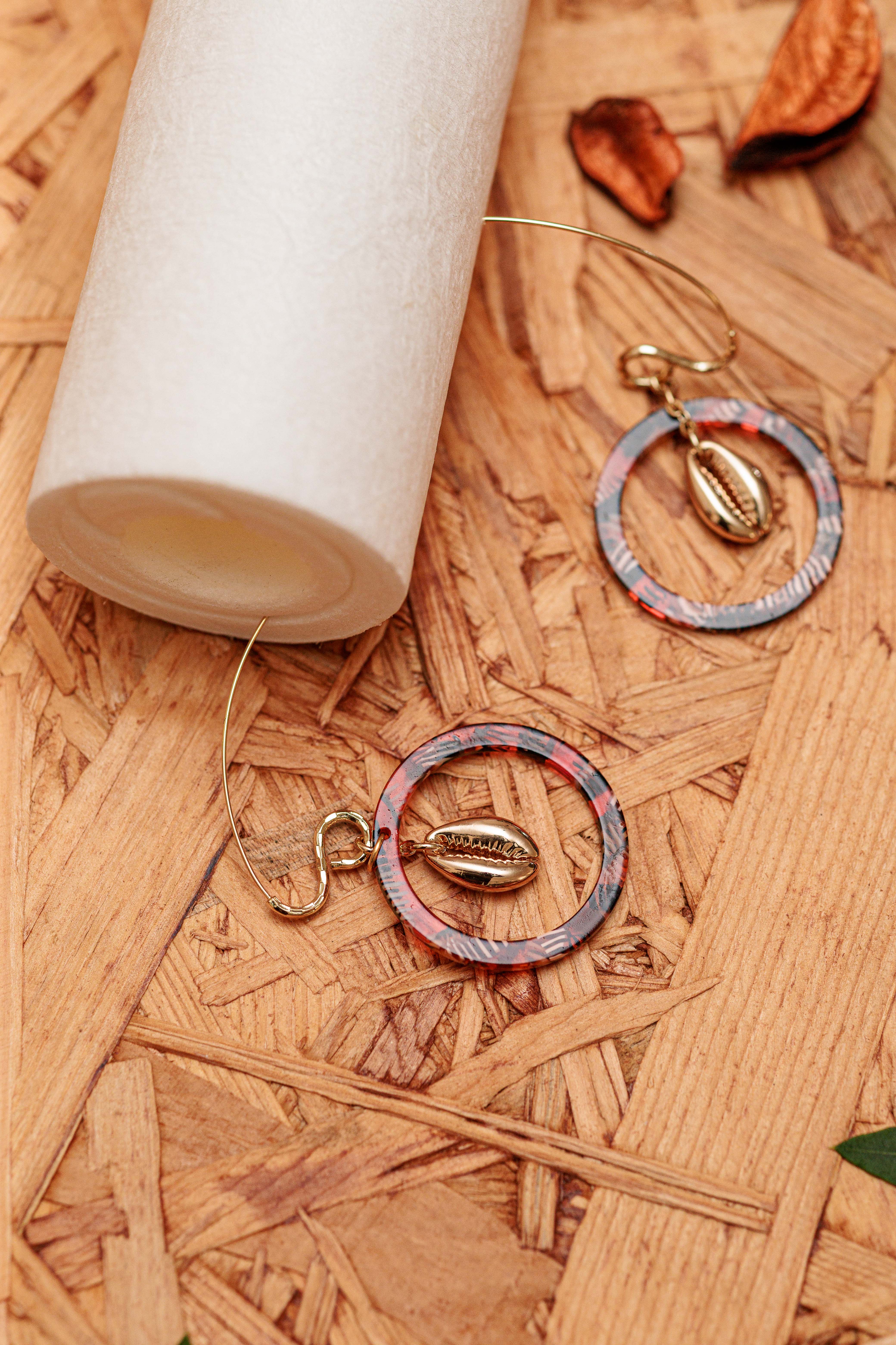 Boucles d'oreilles en résine acrylique et en cauris simple image3