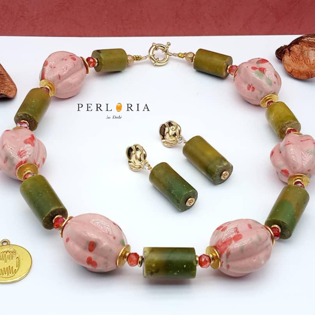 Parure en perles semi-précieuses  vert Olive et en perles Porcelaine image