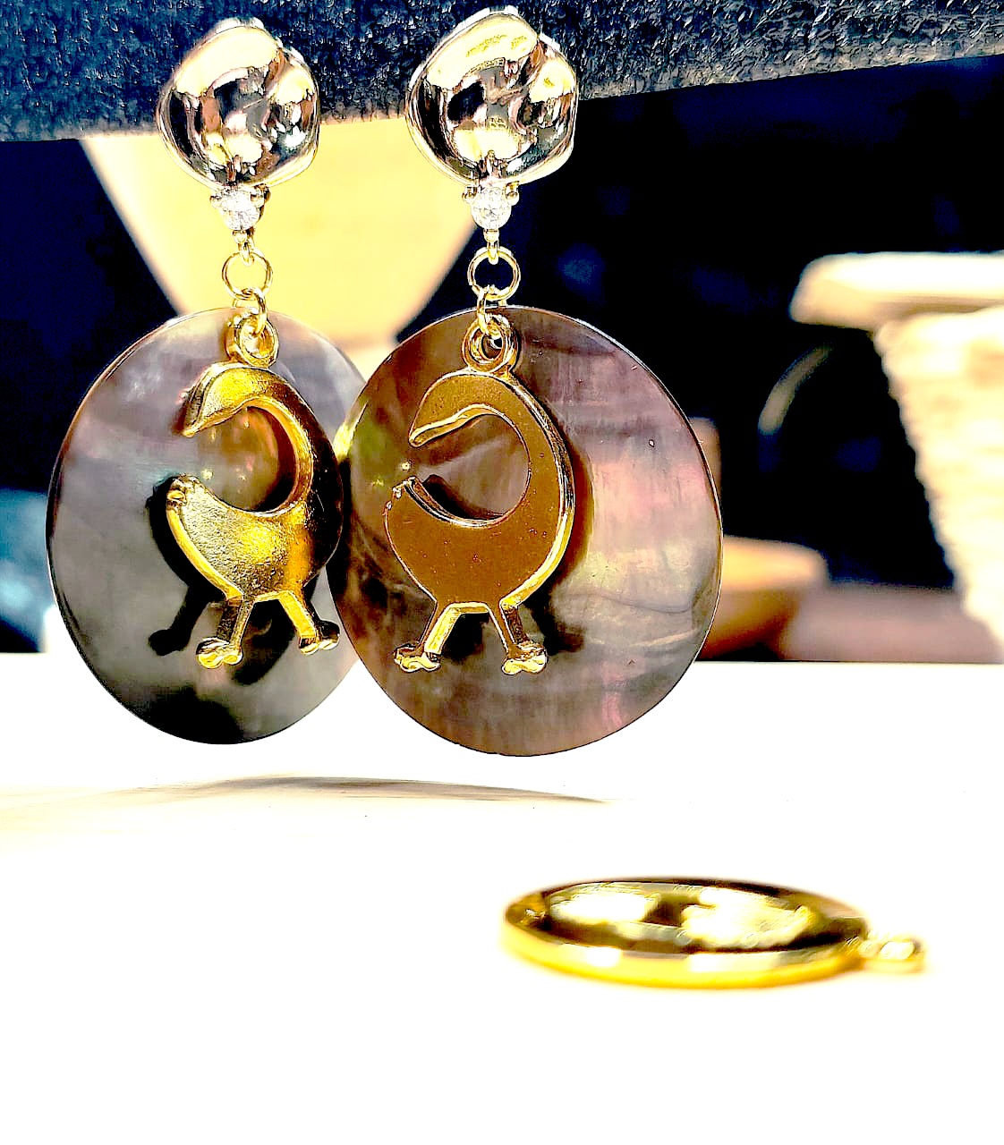 Boucles d'oreilles en Nacre et en symbole Adinkra image