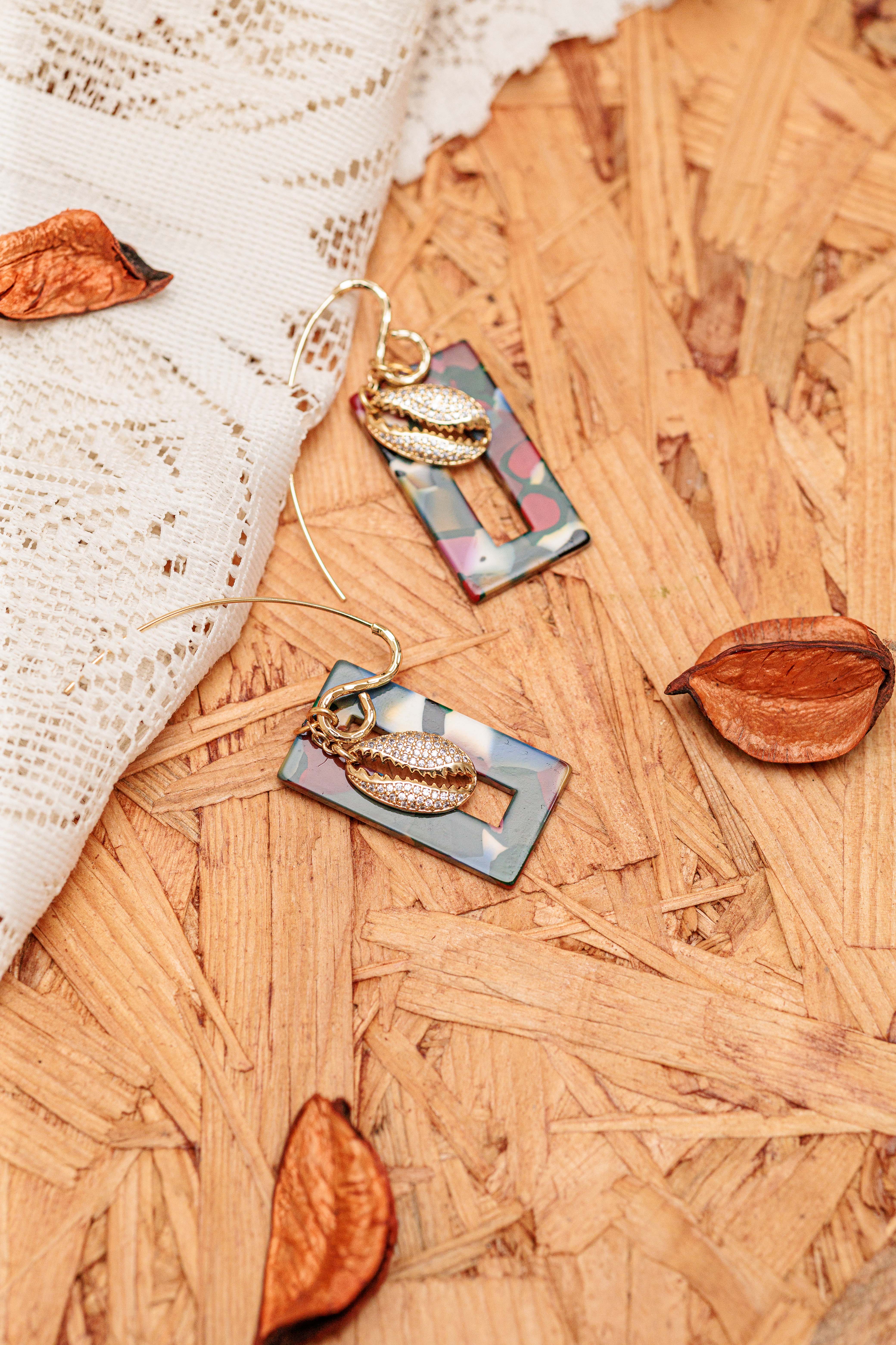 Boucles d'oreilles en résine acrylique et en cauris strass image hover