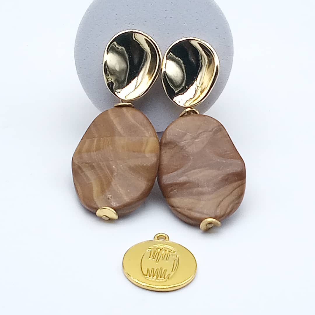 Boucle d'oreille en perle de bois image