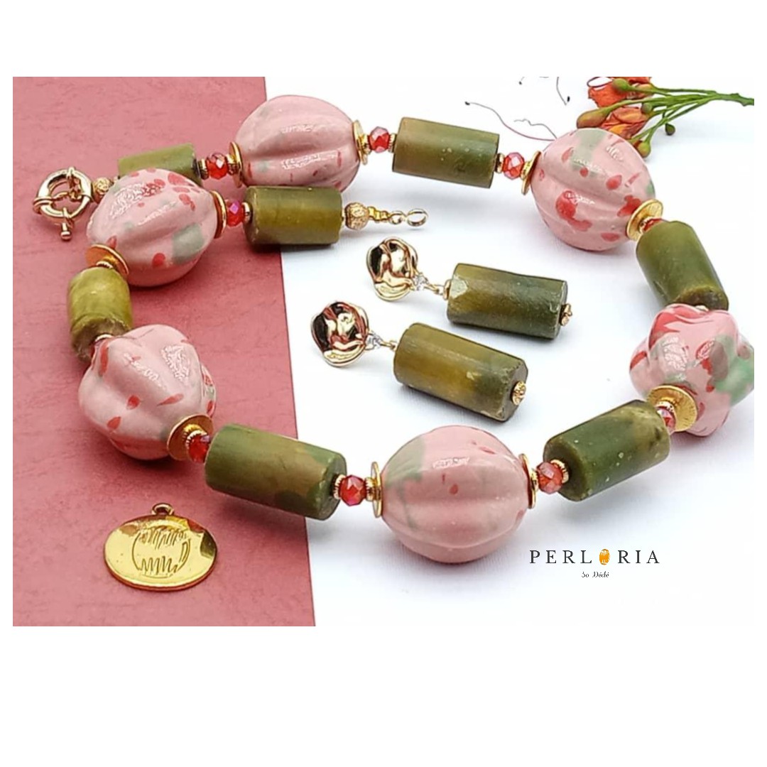 Parure en perles semi-précieuses  vert Olive et en perles Porcelaine image hover