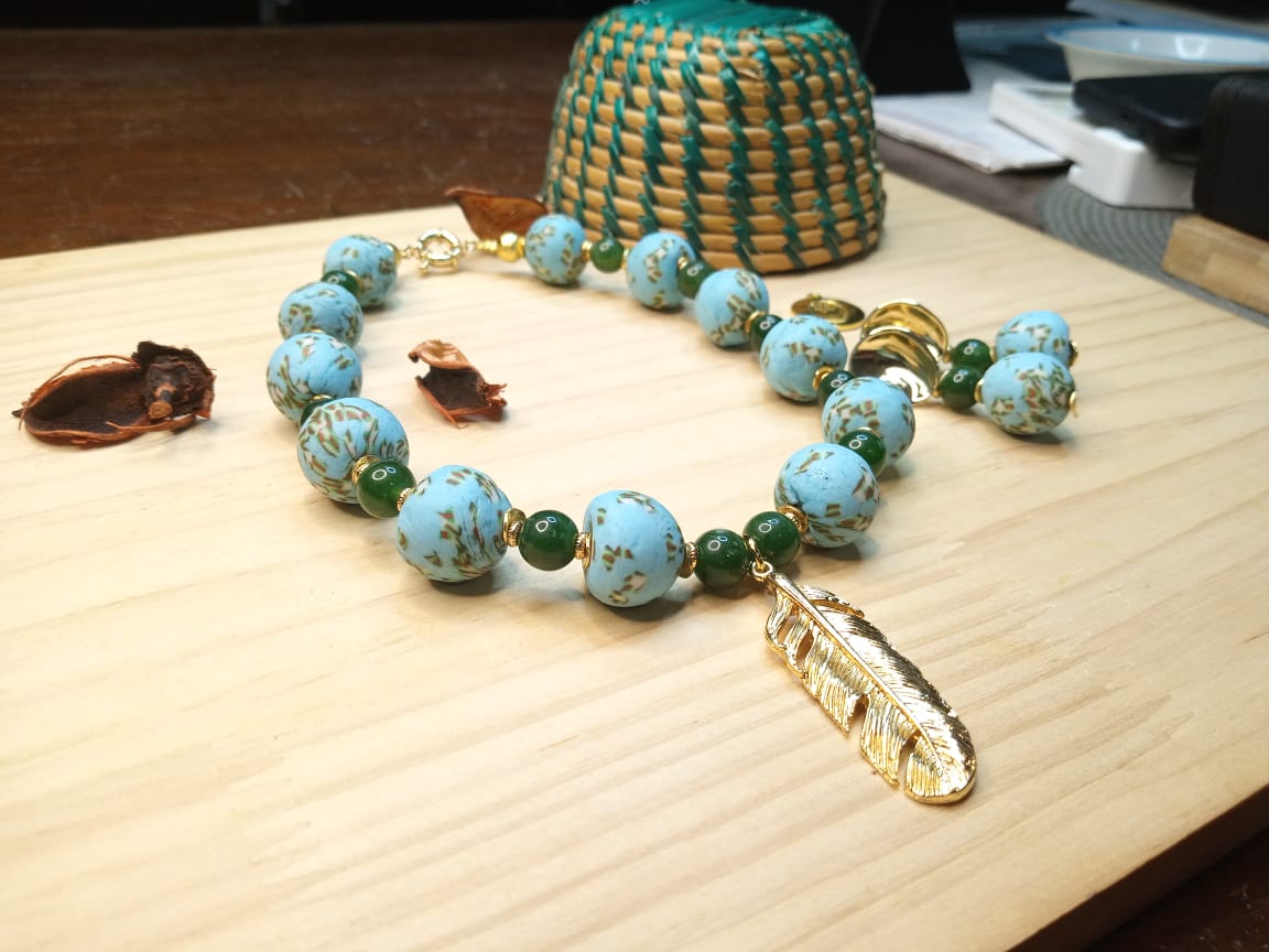 Parure en perles Krobo bleu tacheté vert et des perles de jade vert image