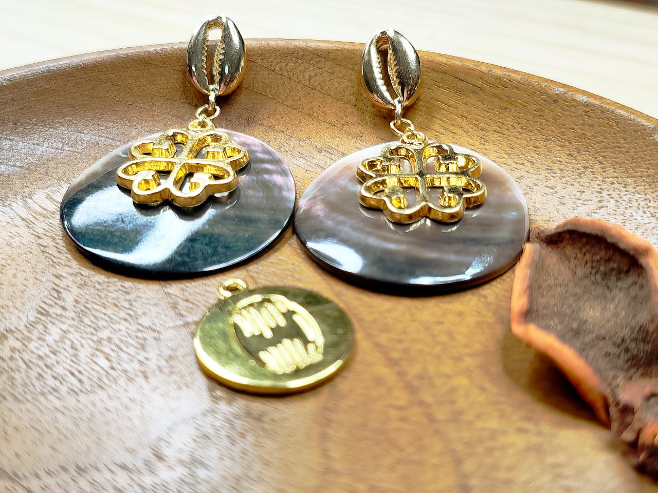 Boucles d'oreilles en Nacre et en symbole Adinkra image3