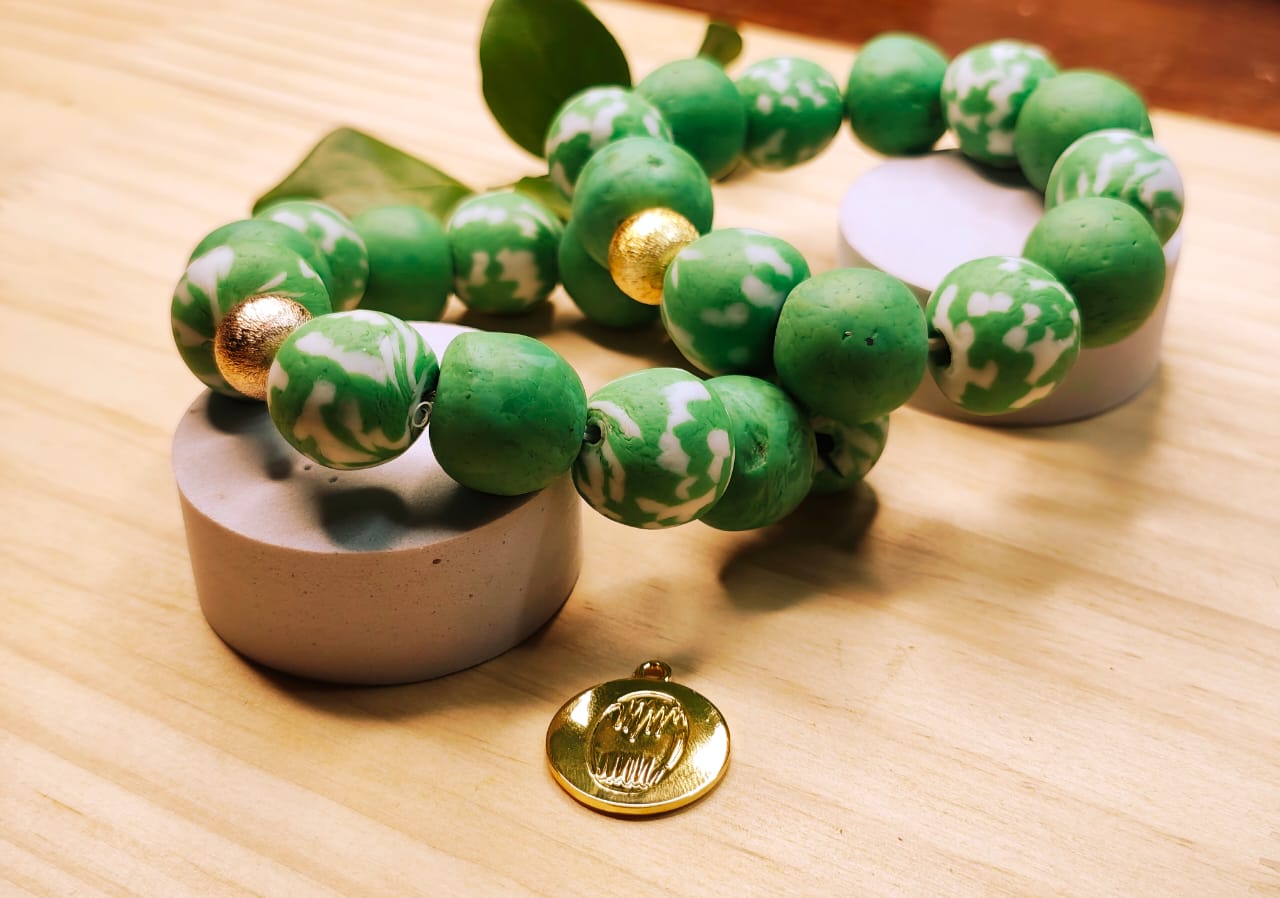 Bracelet en perles artisanales Krobo vert image hover
